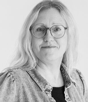 Portræt af person i grå skjorte på grå baggrund