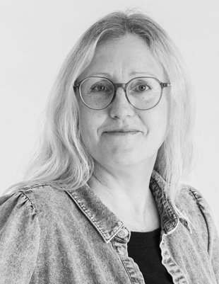 Portræt af person i grå skjorte på grå baggrund