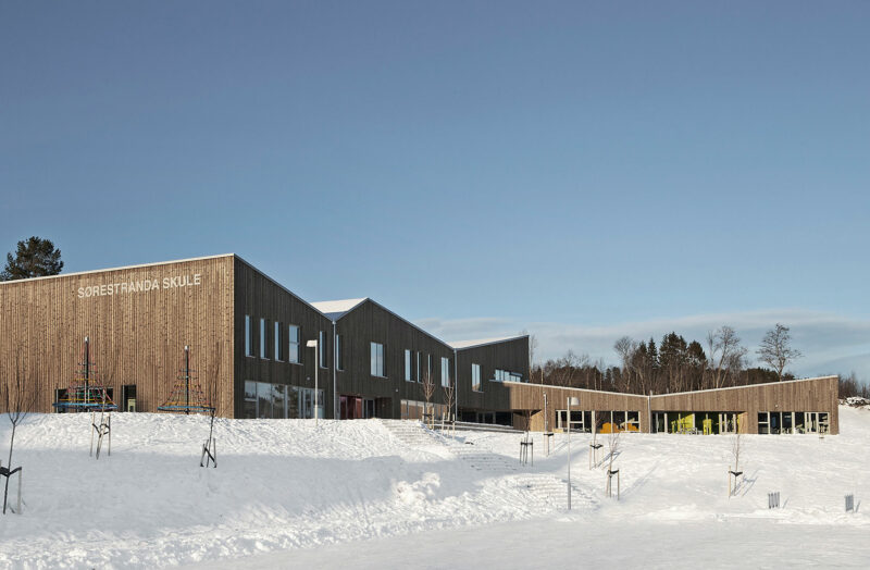 Sørestranda Skole i sneen