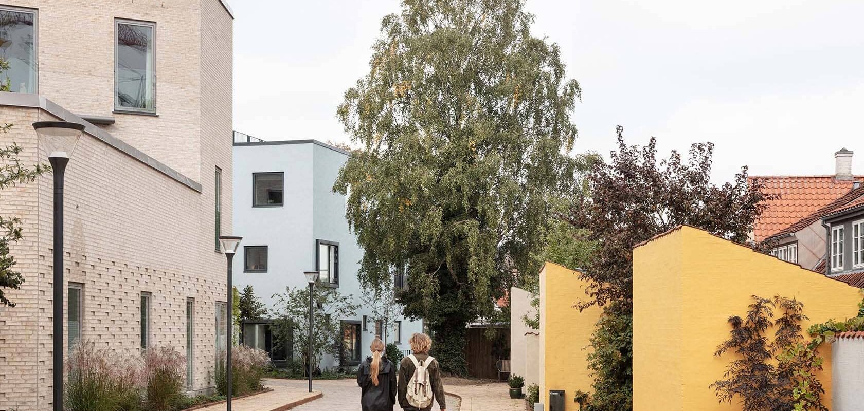 Thomas B. Thriges Gade cykelsti med gående par