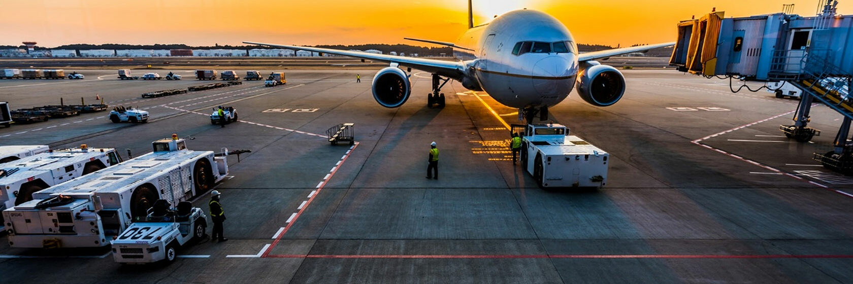 Flyvemaskine i solnedgangen
