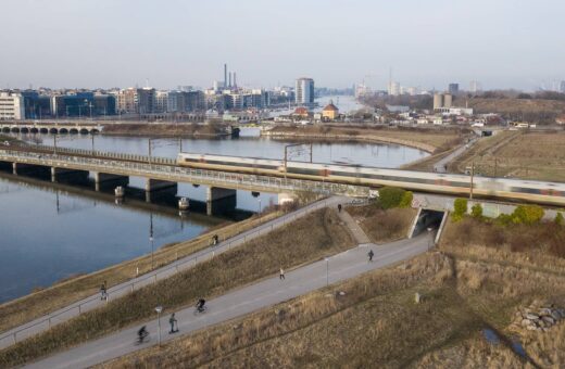 Avedøreruten cyklist under broen