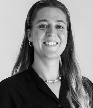 Portræt af person i sort skjorte på grå baggrund