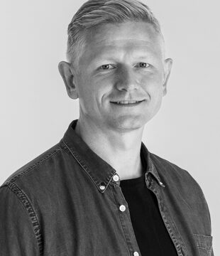 Portræt af person i grå sjorte på grå baggrund