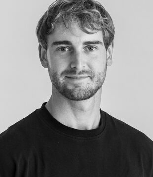 Portræt af person i stort t-shirt med grå baggrund