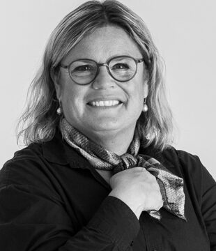 Portræt af person i sort skjorte på grå baggrund