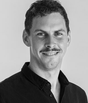 Portræt af person i sort skjorte på grå baggrund