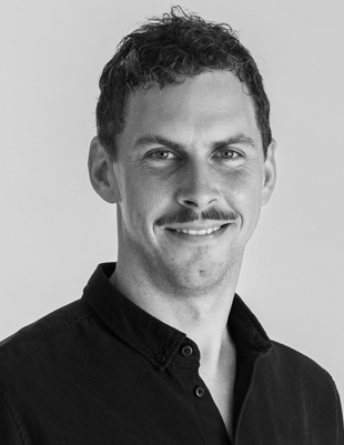 Portræt af person i sort skjorte på grå baggrund