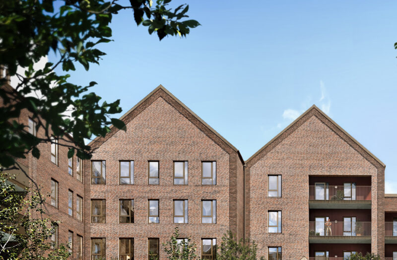 Murstensbygninger med blå himmel i baggrunden.