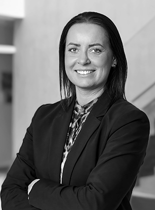 Kvinde i sort blazer på grå baggrund