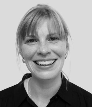 Sort/hvid billede af kvinde med pandehår