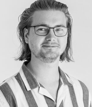 Portræt af person i stribet skjorte på grå baggrund