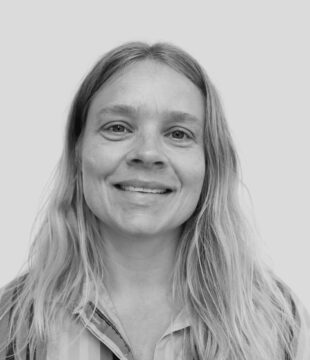 Sort/hvid billede af lyshåret kvinde