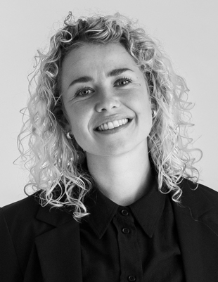 Portræt af person i sort skjorte på grå baggrund