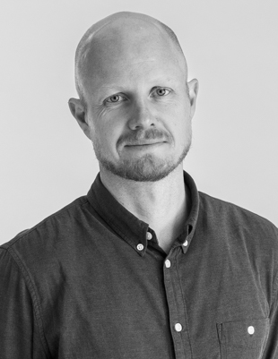 Mand i mørk skjorte på grå baggrund