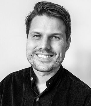 Mand i sort skjorte på grå baggrund
