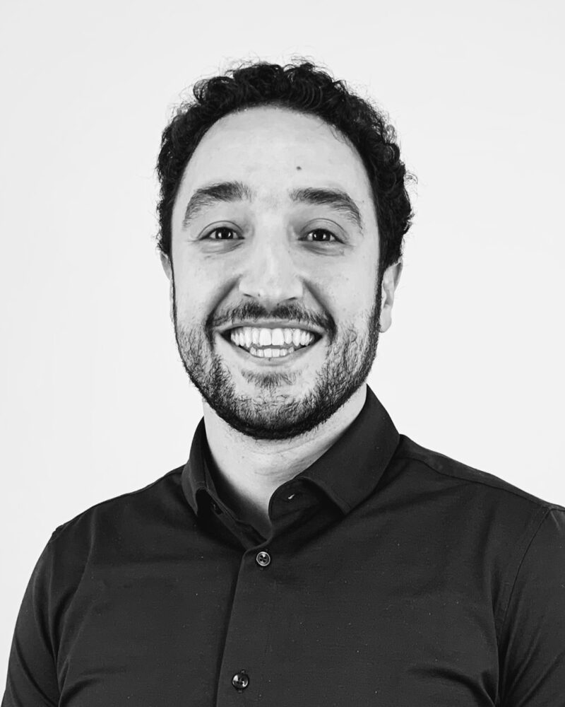 Mørkhåret mand på grå baggrund i sort skjorte