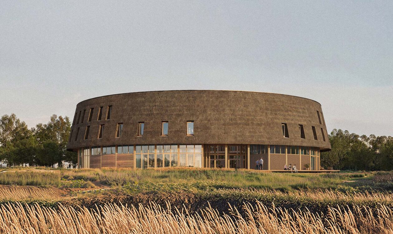 Rund bygning på en mark med lidt mennesker