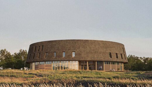 Rund bygning på en mark med lidt mennesker