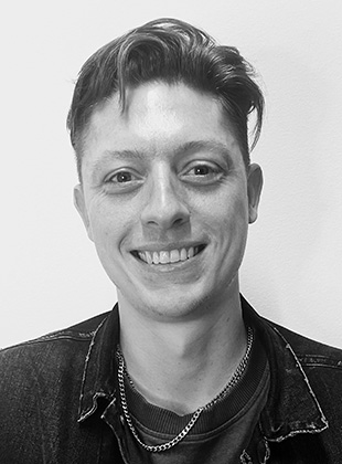 Mand i mørkt tøj på lysgrå baggrund