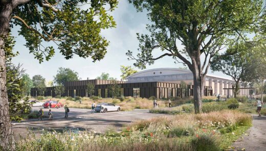 Moderne skolebygning med parkeringsplads og grønne udearealer med træer og vilde blomster