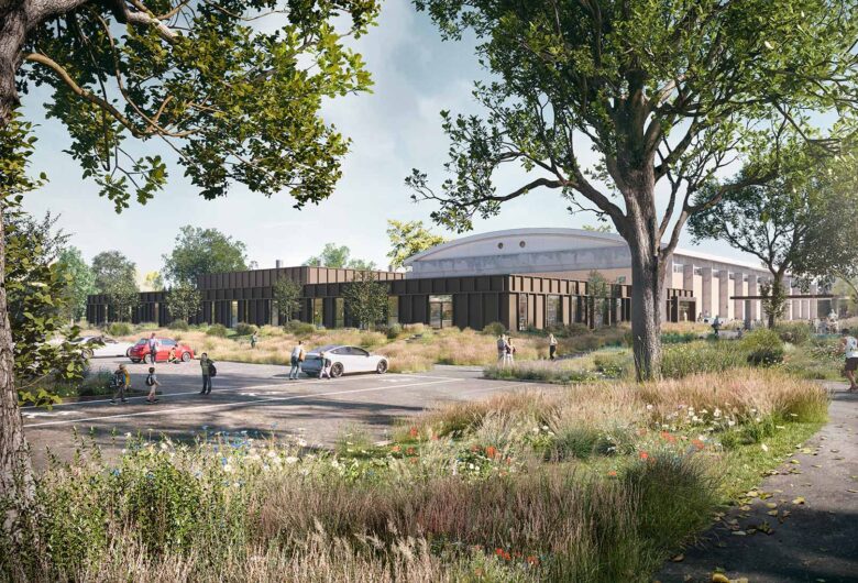 Moderne skolebygning med parkeringsplads og grønne udearealer med træer og vilde blomster