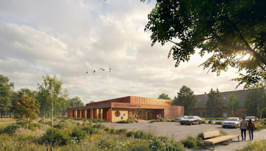 Moderne svømmehal i grønne omgivelser med parkeringsplads og gående gæster