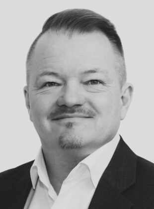 Mand i sort hvid med hvid skjorte og sort jakke