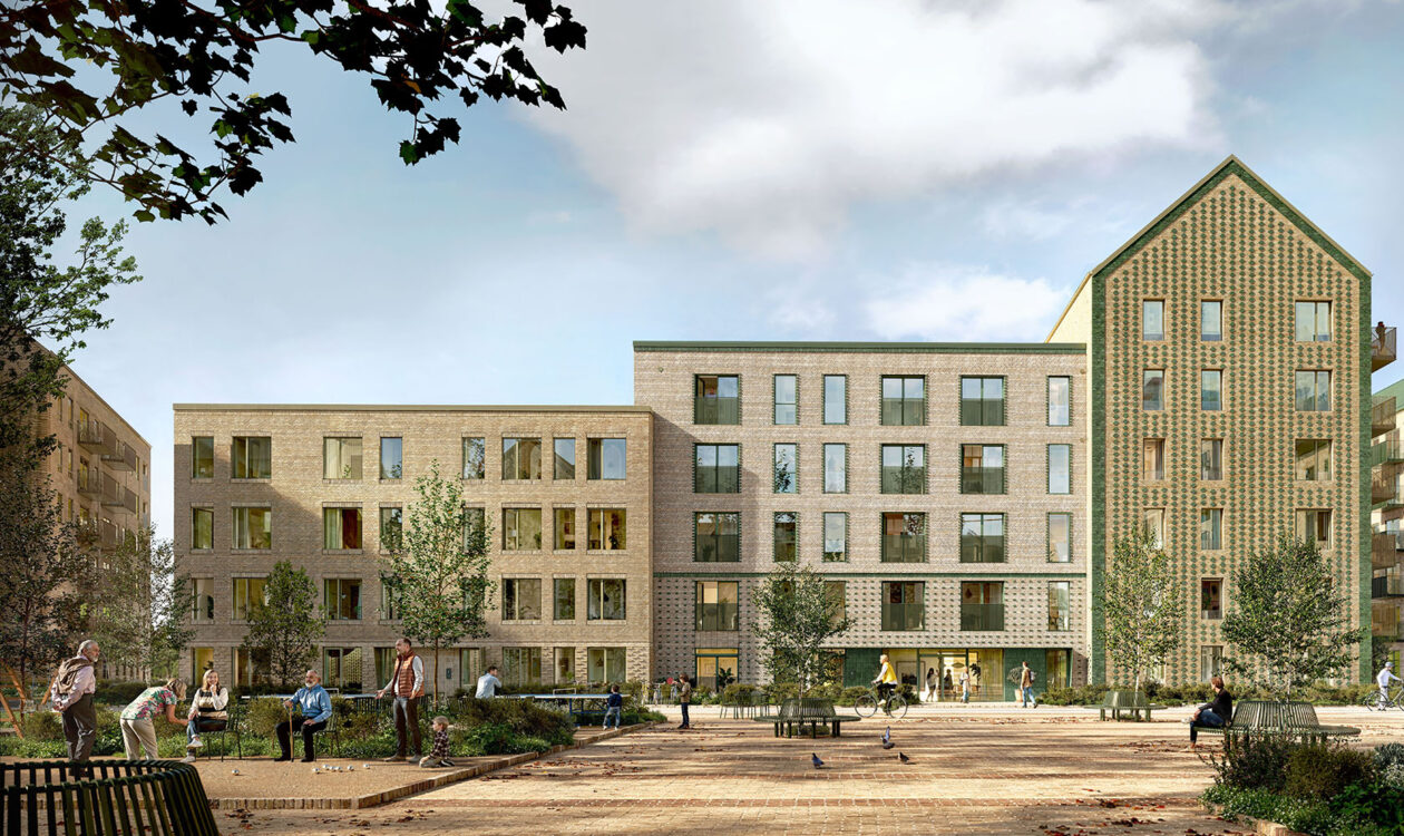 Moderne lejlighedsbyggeri med grønne tage ved åben byplads og mennesker i gårdrum