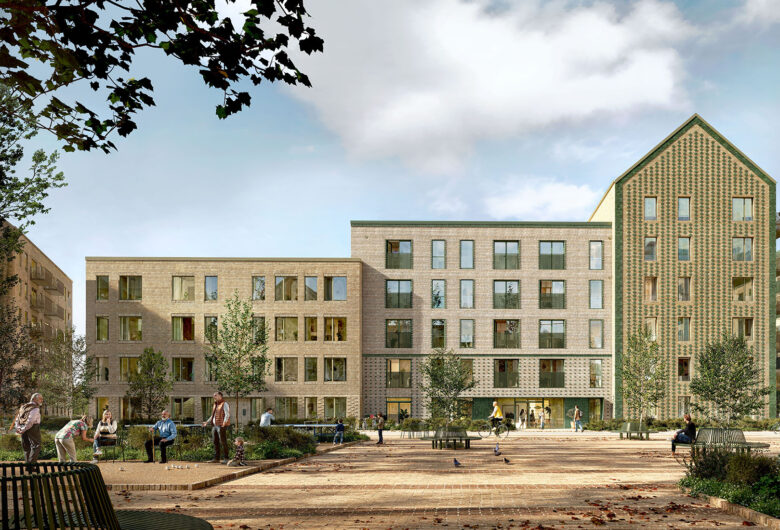 Moderne lejlighedsbyggeri med grønne tage ved åben byplads og mennesker i gårdrum